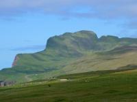Teleblick zu den Steilhängen Beinisvørð_Insel Suðuroy